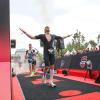 Nach 3,8 Kilometern Schwimmen, 180 Kilometern Radfahren und einem Marathon immer noch ein Lächeln im Gesicht: Lukas Gottschall auf der Ziellinie.